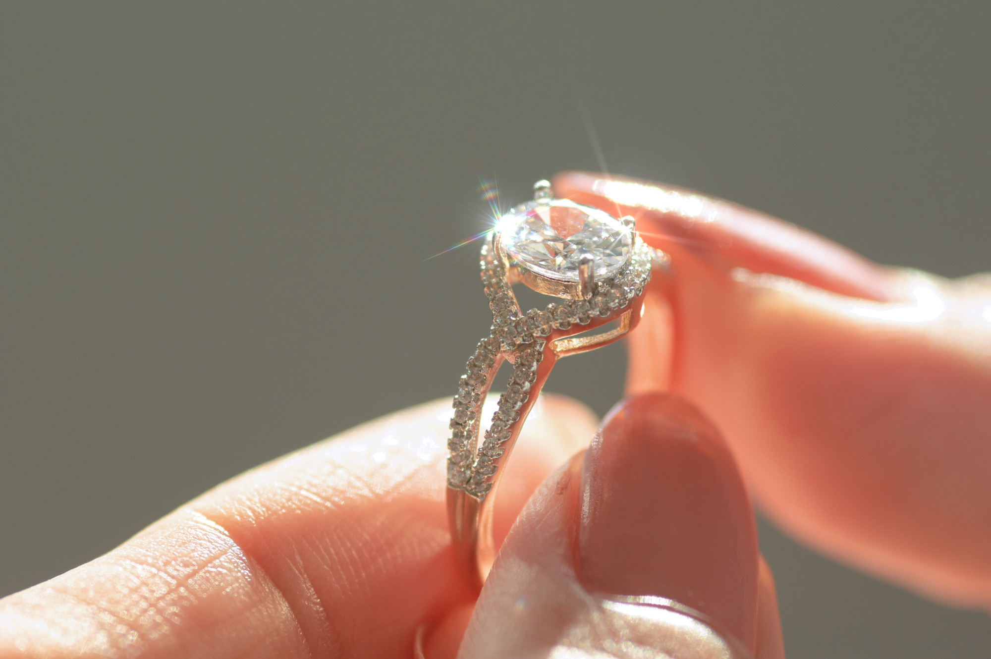 anello di fidanzamento solitario con diamante